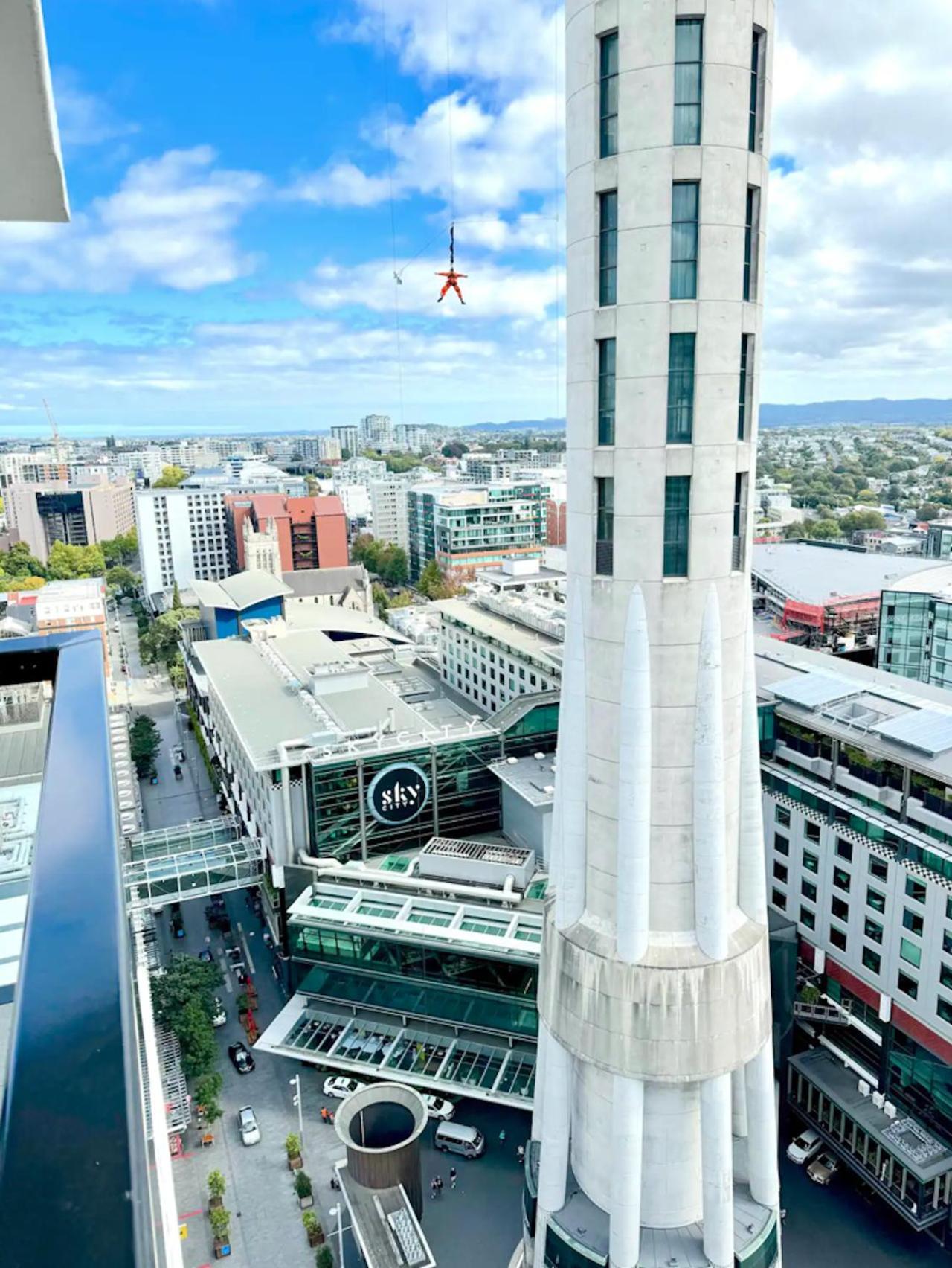 Spacious Skytower View And Seaview 2 Bdr 2 Bth Apartment *