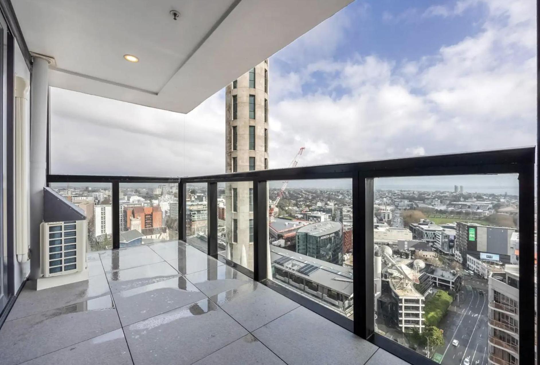Spacious Skytower View And Seaview 2 Bdr 2 Bth