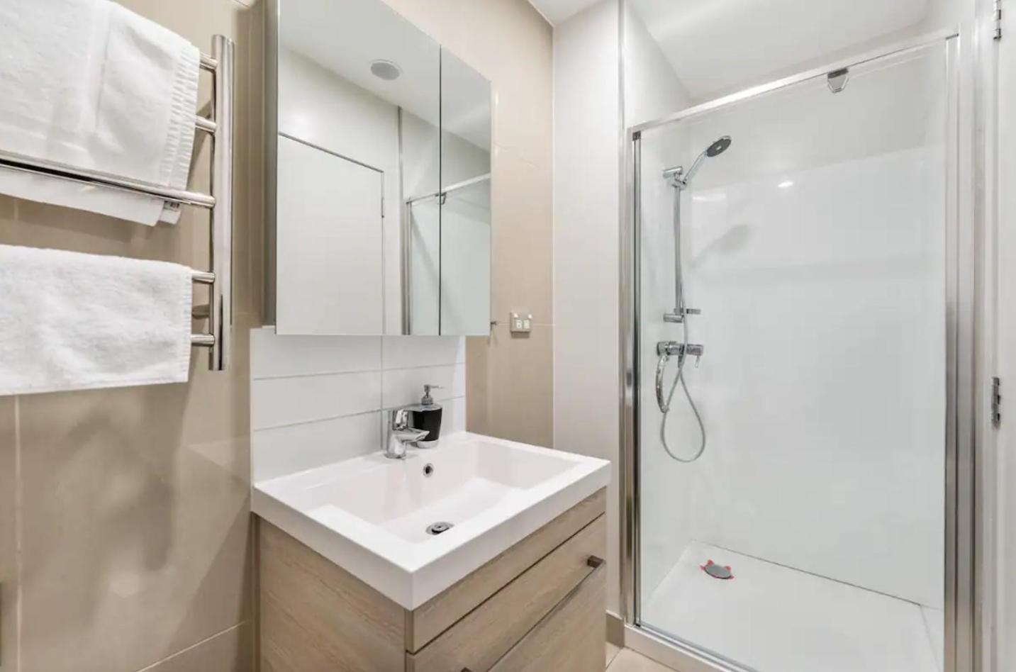 Spacious Skytower View And Seaview 2 Bdr 2 Bth Apartment Auckland